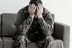 Traumatisierter Soldat mit posttraumatischer Belastungsstörung (PTBS) benötigt Trauma-Therapie